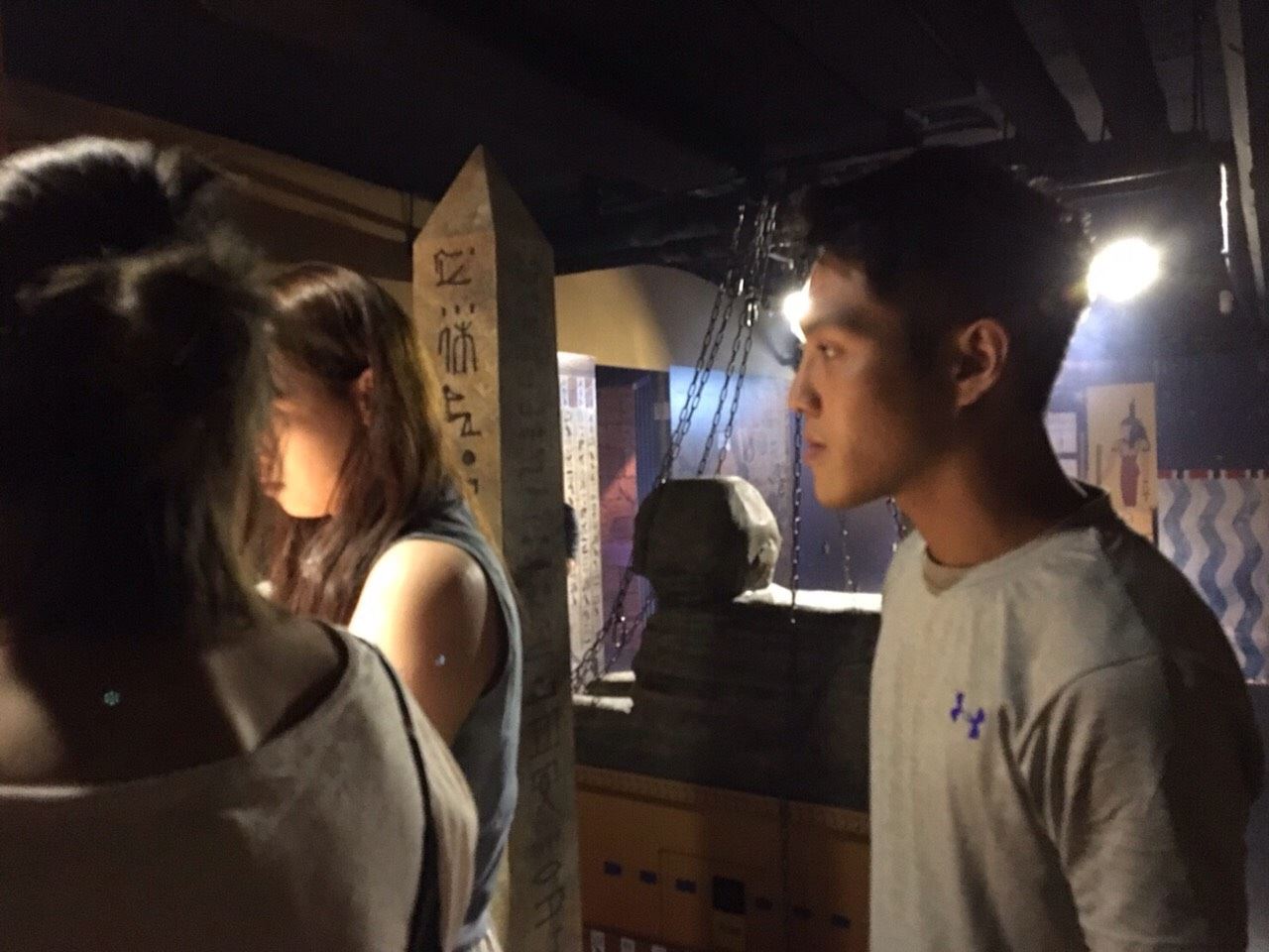 團隊翻找線索