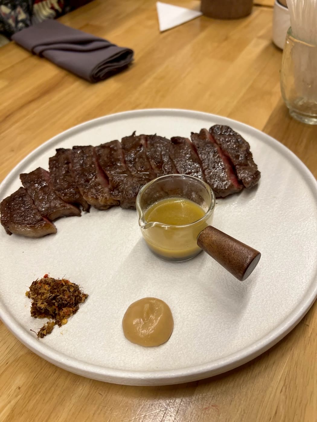 Nage Eatery 炙烤牛排佐醬汁