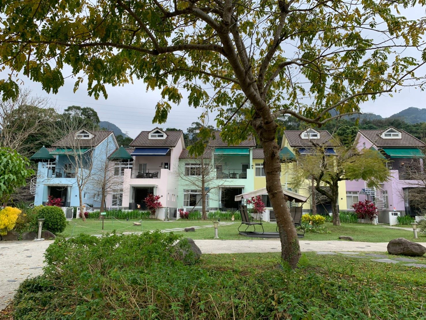 通往飯店主體的步道,沿途有河道流水聲